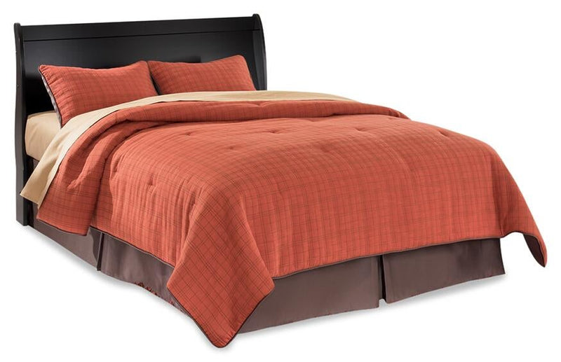 Huey Vineyard Queen Sleigh Headboard Bed with Mirrored Dresser